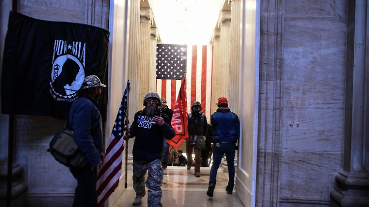 Demokratiefeinde marschieren durch die Hallen der US-Demokratie.