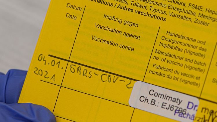 Gut 400.000 Menschen haben bereits den ersten von zwei Stempeln in ihrem Impfpass.