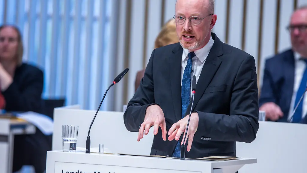Innenminister-Christian-Pegel-SPD-bei-einer-Rede-im-Landtag-in-Schwerin
