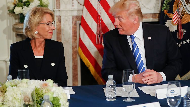 "Es ist nicht zu verkennen, welche Auswirkungen Ihre Rhetorik auf die Situation hatte, und das ist der Wendepunkt für mich", erklärt Betsy DeVos.