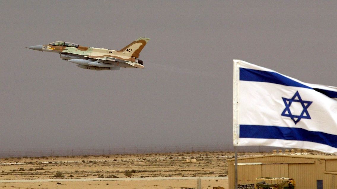 Ein israelischer F-16I-Jet hebt von einer Basis in der Wüste Negev ab (Bild aus dem Jahr 2004).