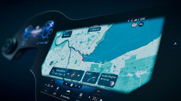 In der Mitte präsentiert sich wie gehabt auch im Mercedes EQS das Navi. Nur eben viel größer als gewohnt.