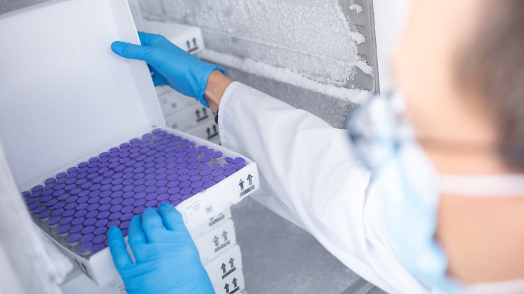 Ampullen des Corona-Impfstoffs von Biontech und Pfizer - er soll auch gegen die mutierten Viren helfen.