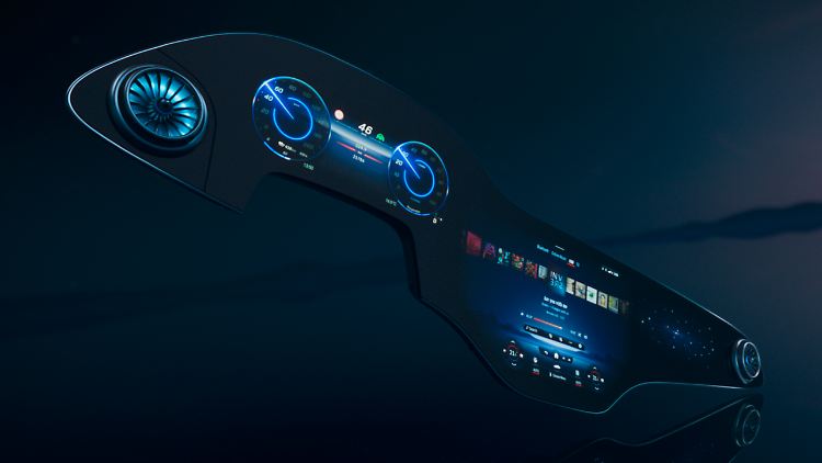 Mit einem Viertelquadratmeter Bildfläche ist die Gesamtfläche der drei Monitore des Mercedes EQS das Größte, was es bisher je in einem Auto gegeben hat.