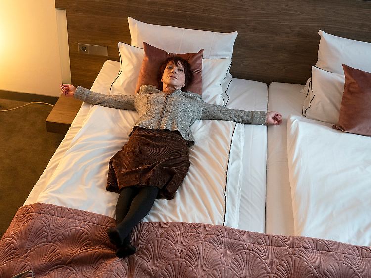 Kathrin Kampe (Eva Weißenborn) checkt in ein feines Hotel in Köln ein - kurz darauf ist sie tot.