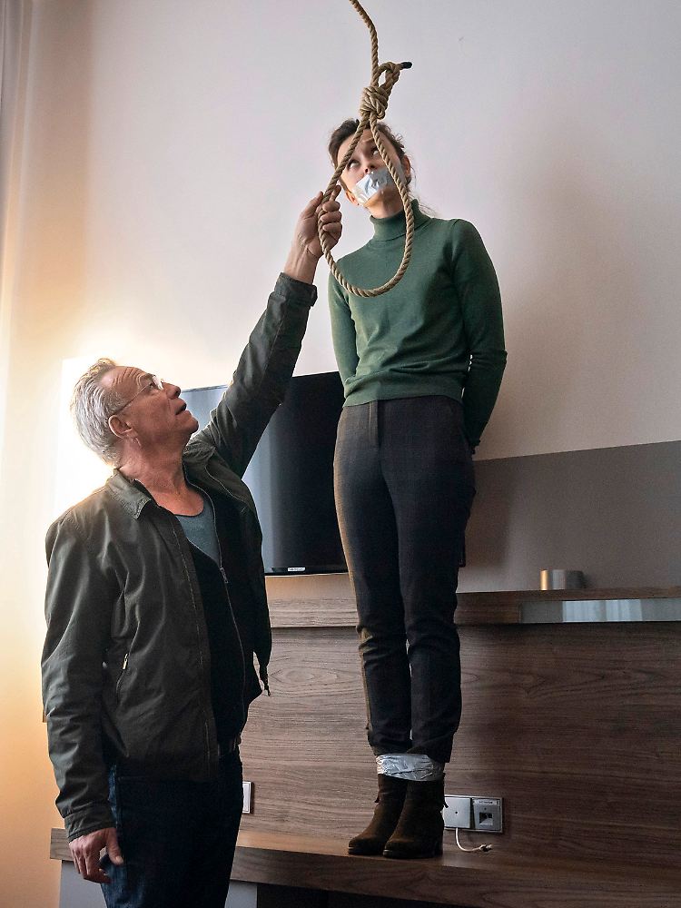 Max Ballauf (Klaus J. Behrendt) und "die Neue vom Revier", Natalie Förster (Tinka Fürst), stellen die Situation nach, in der Kathrin Krampe starb.