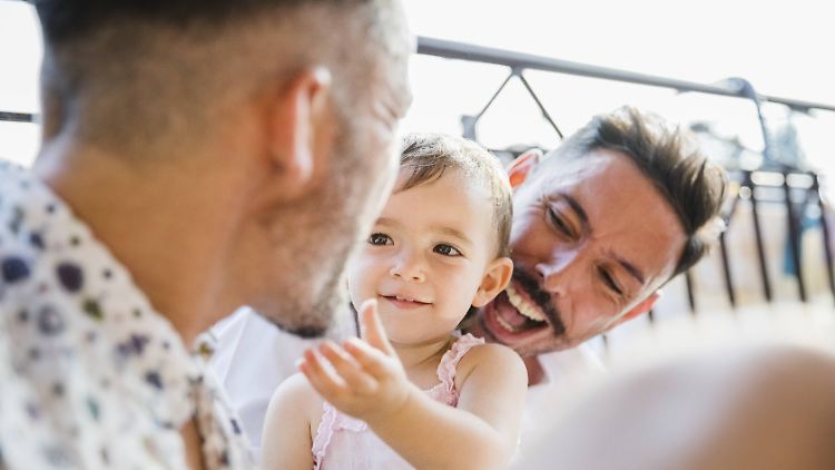 Viele homosexuelle Männer möchten gern auch Vater sein.