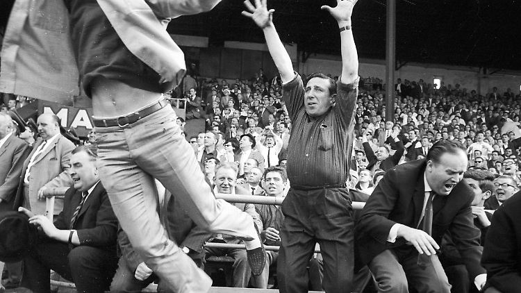 Der Jubel von Schalkes Coach Fritz Langner kennt keine Grenzen.