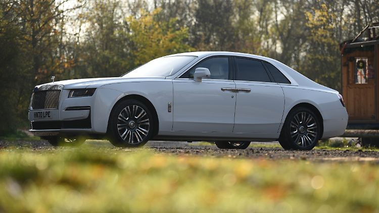 Der Rolls-Royce Ghost misst 5,5 Meter in der Länge und ist sowohl Fahr- als auch Chauffeurs-Limousine.