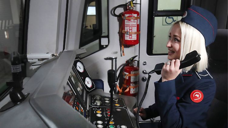 Eine Frau am Steuer einer Moskauer U-Bahn - für Russland ein historischer Schritt.