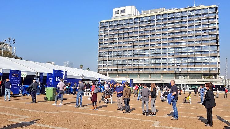 Für seine frühen und vielen Impfdosen hat Israel einen doppelt so hohen Preis bezahlt wie die EU. Hier Impfkandidaten auf dem Rabin-Platz in Tel Aviv.