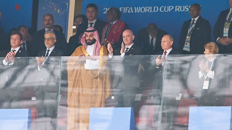 Infantino bei der WM 2018 zwischen Saudi-Arabiens Kronprinz Mohammed bin Salman und Wladimir Putin.