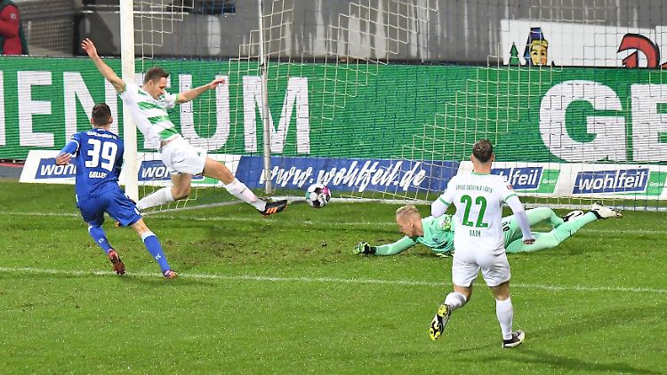 Goller schoss bereits in der zweiten Minute zum 1:0 für den KSC ein.