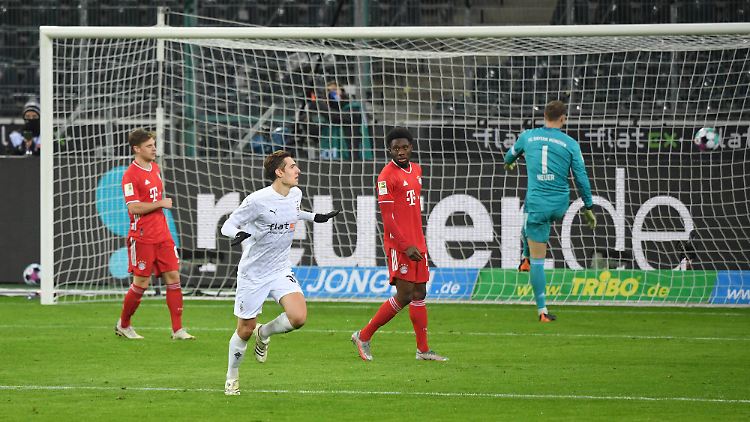 Florian Neuhaus netzte zum 3:2 ein, Manuel Neuer im Tor war bedient.