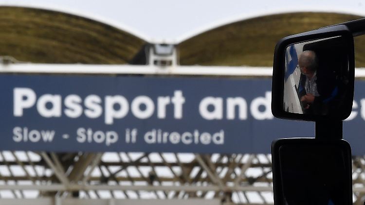 Slow, langsam, geht es an der britisch-französischen Grenze derzeit voran.