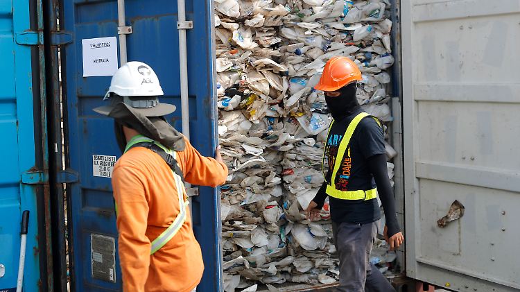 Ein Container voller nicht recycelbarer Kunststoffe, der von den Behörden im Westhafen in Klang, Malaysia festgesetzt wurde. Das Land hat 2019 damit begonnen, nicht recycelbaren Kunststoffschrott in die entwickelten Länder zurückzuschicken.
