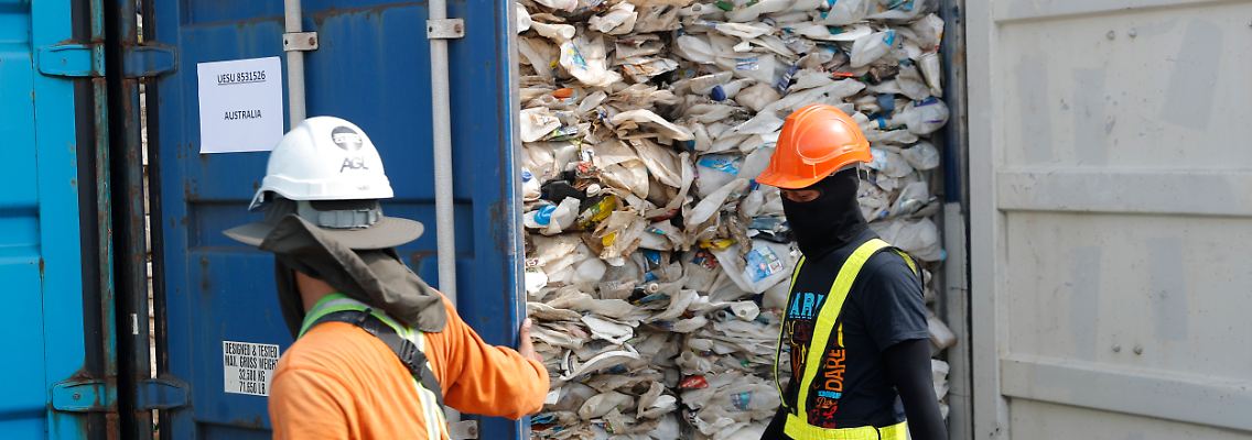 Ein Container voller nicht recycelbarer Kunststoffe, der von den Behörden im Westhafen in Klang, Malaysia festgesetzt wurde. Das Land hat 2019 damit begonnen, nicht recycelbaren Kunststoffschrott in die entwickelten Länder zurückzuschicken.