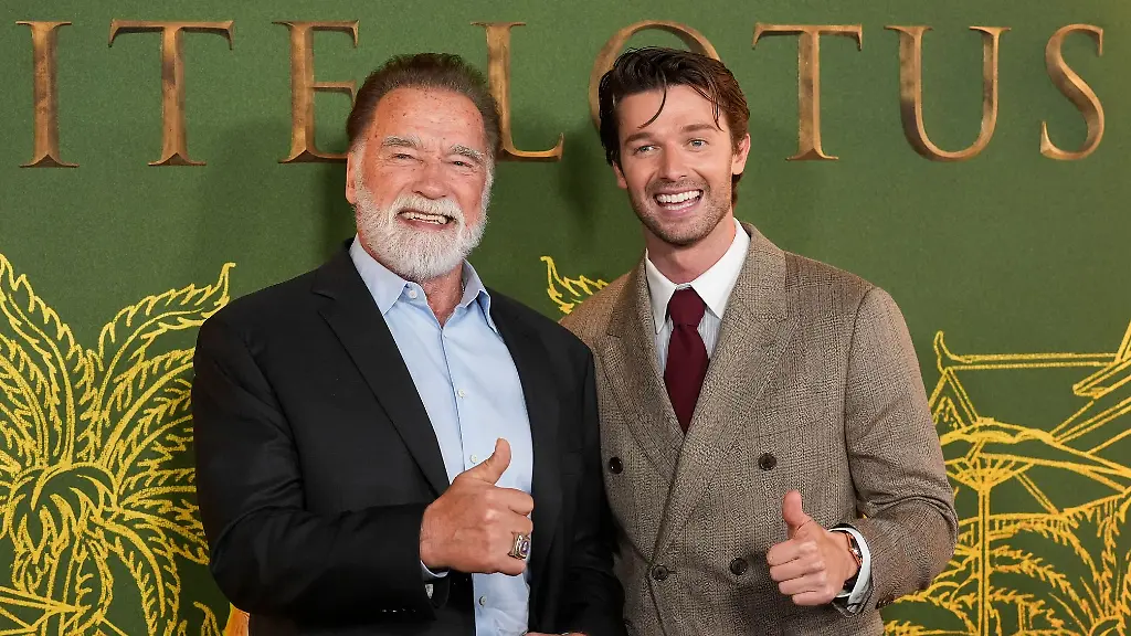 Arnold-Schwarzenegger-links-und-Patrick-Schwarzenegger-bei-der-Premiere-der-dritten-Staffel-von-The-White-Lotus