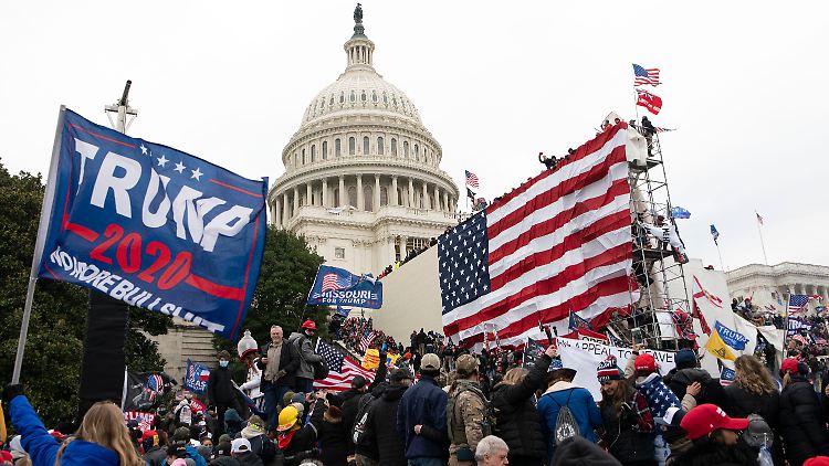 Vor gut einem Jahr, am 6. Januar 2021, erstürmten Anhänger des abgewählten Präsidenten Trump das Kapitol in Washington.