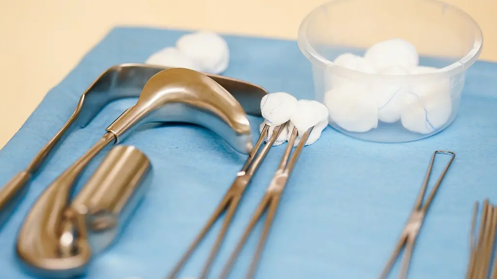 In-einem-Operationssaal-liegt-OP-Besteck-fuer-einen-Schwangerschaftsabbruch-bereit