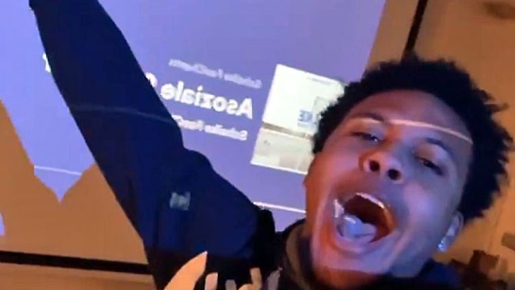McKennie bejubelte auf diesem Foto im Januar noch das Ende der Schalker Horror-Serie, nun feierte er illegalerweise bis in die Abendstunden in seiner Villa.