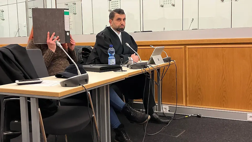 Die-Angeklagte-die-Mitglied-der-Kaiserreichsgruppe-gewesen-sein-soll-wird-von-Rechtsanwalt-Fuat-Yalti-verteidigt