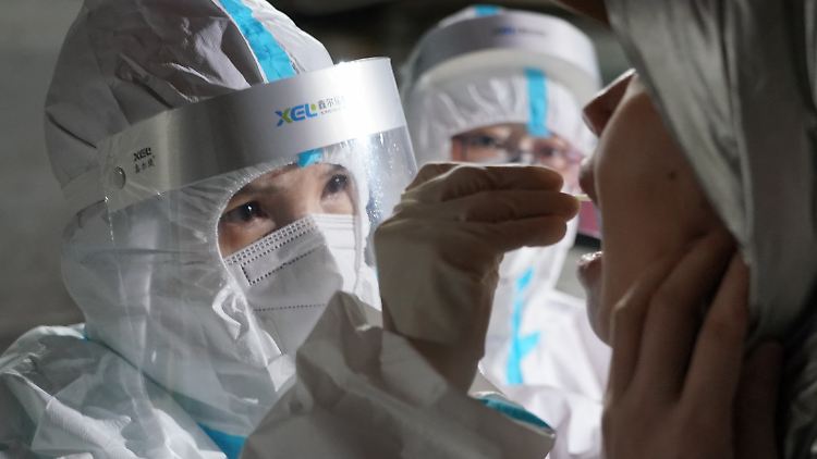 Ein medizinischer Angestellter nimmt einen Abstrich in einem Testzentrum in Shijiazhuang, der Hauptstadt der nordchinesischen Provinz Hebei. 