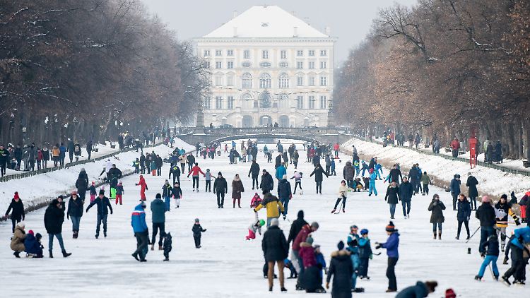 Am Nachmittag wurde die Eisfläche am Nymphenburger Schloss abgesperrt.