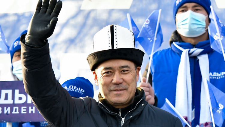 Schaporow hatte Mitte Oktober Präsident Sooronbaj Dscheenbekow zum Rücktritt gezwungen.