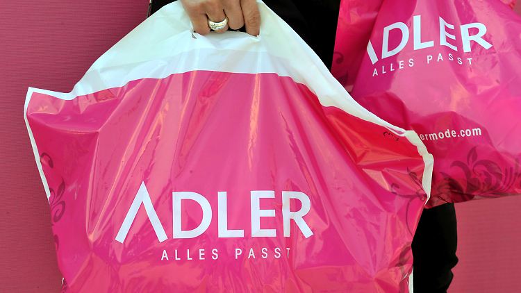 Adlers Zielgruppe 50 plus kauft lieber im Laden als im Internet.
