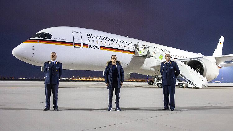 Außenminister Maas ist der erste Passagier an Bord des neuen Regierungs-Airbus. 