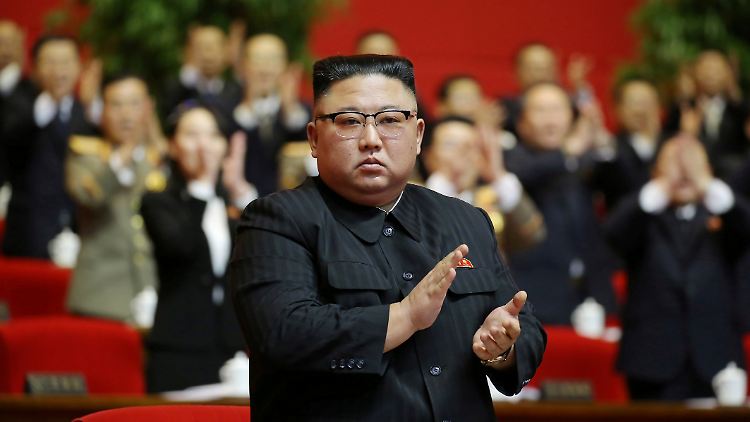 2012 war Kim Jong Un zum "Ersten Sekretär" der Arbeiterpartei ernannt worden, sein Vater Kim Jong Il zum "ewigen Generalsekretär".