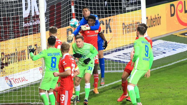 Taiwo Awoniyi steht nur da. Das darf er.