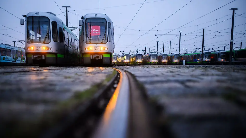 Wegen-eines-Warnstreiks-bleiben-die-Strassenbahnen-der-Uestra-im-Depot
