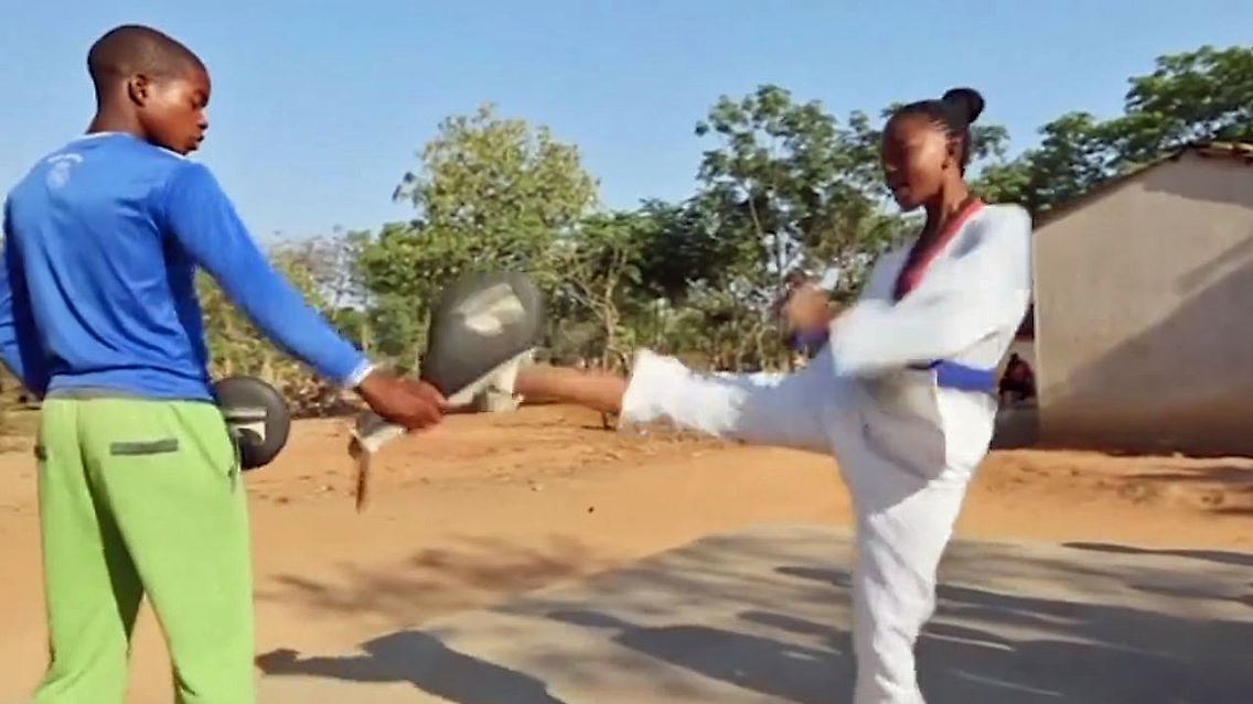 Simbabwe Kinderehe Taekwondo 2.JPG