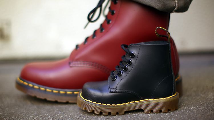 Dr. Martens, das erstmals 1960 seine Kult gewordenen Stiefel auf den Markt brachte, verkauft jedes Jahr mehr als elf Millionen Paar Schuhe in gut 60 Ländern.