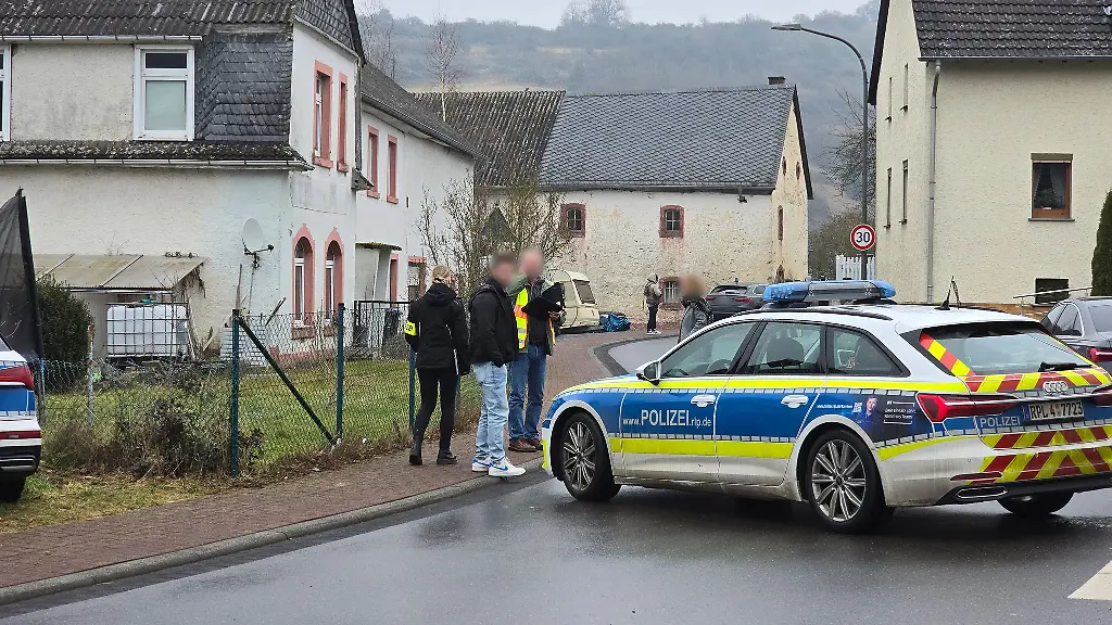 Die-Mitarbeiter-des-Jugendamtes-wurden-an-einem-Wohnanwesen-attackiert