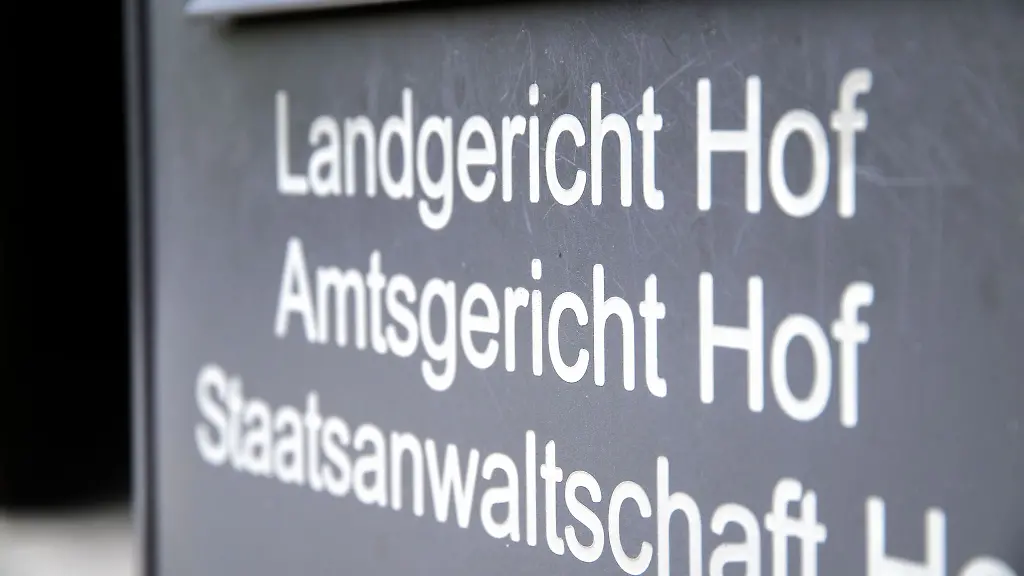 Am-Landgericht-Hof-muessen-sich-vier-Maenner-wegen-der-Sprengung-eines-Geldautomaten-verantworten