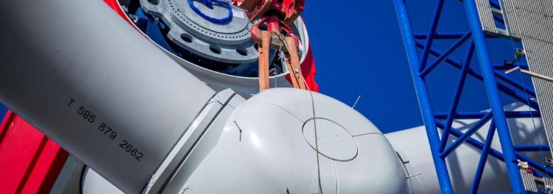 Ein Propeller von Nordex wird an eine Windkraftanlage gehoben. Foto: Jens Büttner/dpa-Zentralbild/dpa/Archivbild