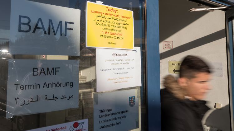 Die Zahlen der Anträge asylsuchender Menschen gehen laut Minister schon das vierte Jahr in Folge zurück.