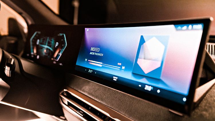Die mächtige Displayeinheit bildet die Ausspielzentrale für das neue iDrive-System bei BMW.
