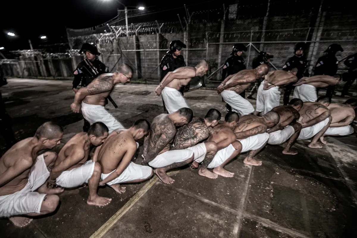 2025-02-06T203733Z-3891625829-MRPRC2U88AA75XS-RTRMADP-3-EL-SALVADOR-VIOLENCE-GANGS