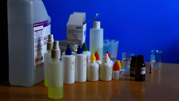 Chlordioxid wird als angebliches Wundermittel gegen eine Corona-Erkrankung dargestellt. Die WHO rät von dem Einsatz jedoch entschieden ab.