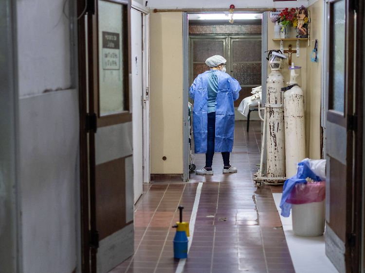 Krankenschwester bei einem Covid-Patienten in einem argentinischen Krankenhaus.