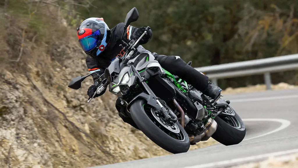 KAWASAKI-Z900-FotoKawa-02