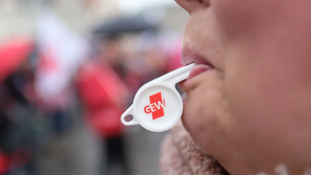 GEW-und-Verdi-hatten-zum-Warnstreik-in-Erfurt-aufgerufen