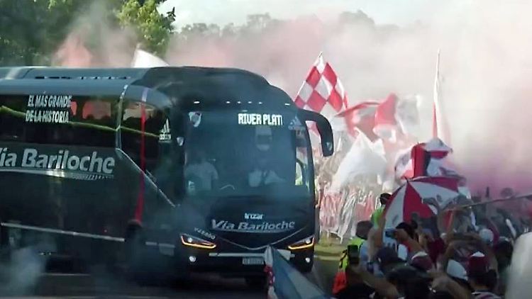 River Plate Fans Corona Buenos Aires.JPG