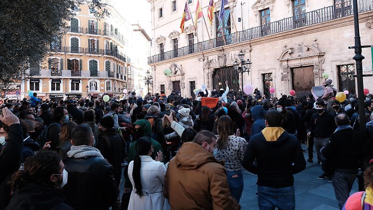 Die Demonstranten auf Mallorca protestieren gegen die Corona-Einschränkungen vor dem Consolat de Mar, dem Sitz der Regierung der Balearen.