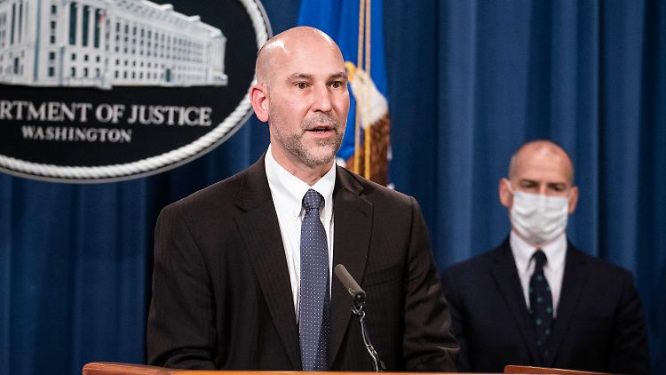 Der stellvertretende FBI-chef D'Antuono und Staatsanwalt Sherwin (rechts) wollen Hunderte Randalierer zur Rechenschaft ziehen.