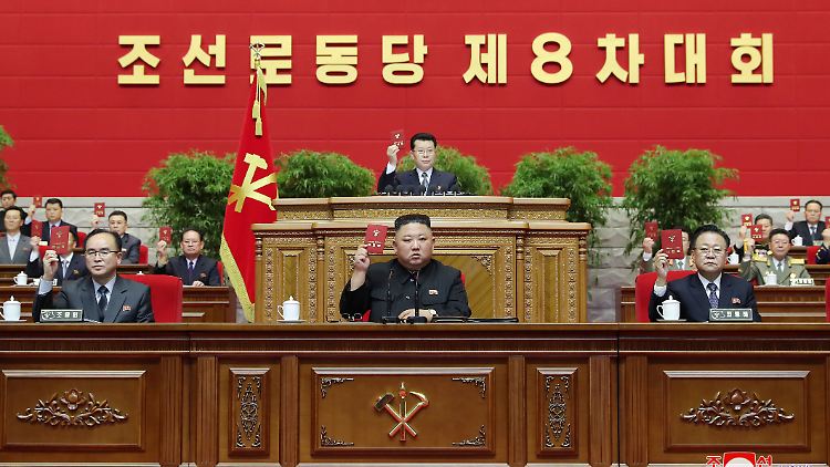 Für ihn sind die USA der "Hauptfeind": Kim Jong Un (Mitte).
